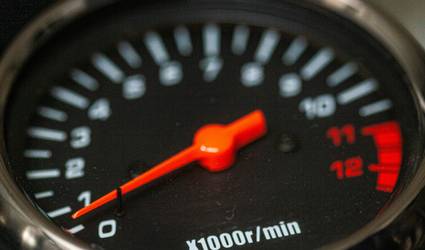 Illustration of faster website speed due to compressed images